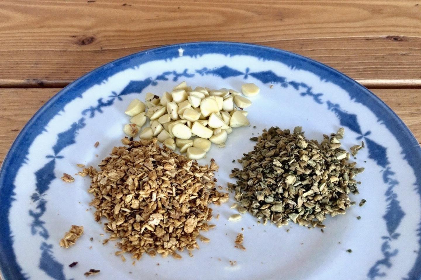 Épices brunes, blanches et vertes sur une assiette bleue et blanche