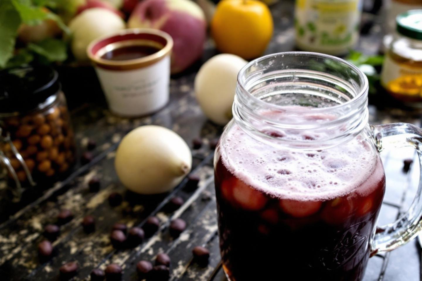 Pichet de sangria rouge avec fruits, vue rapprochée